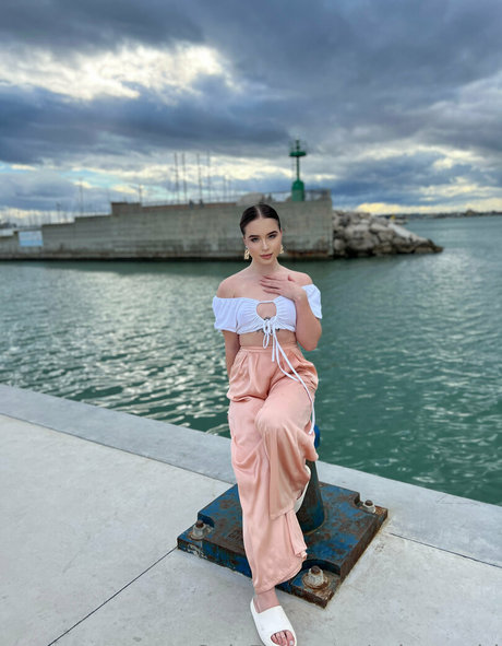 selena girl onlyfans content type