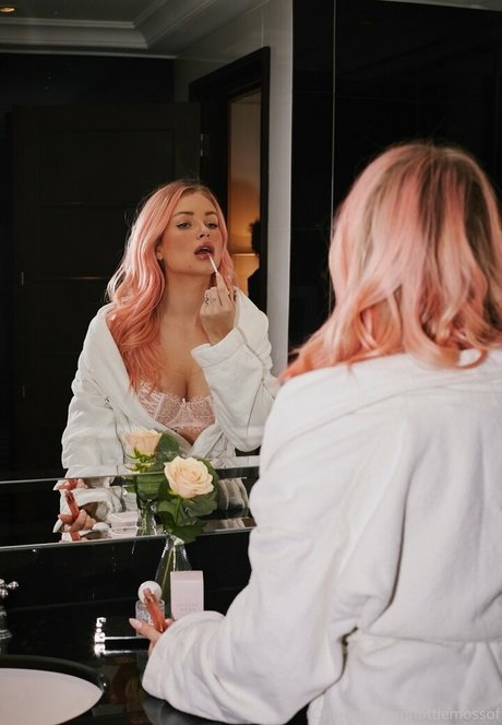 lottiemossof onlyfans leaked pics