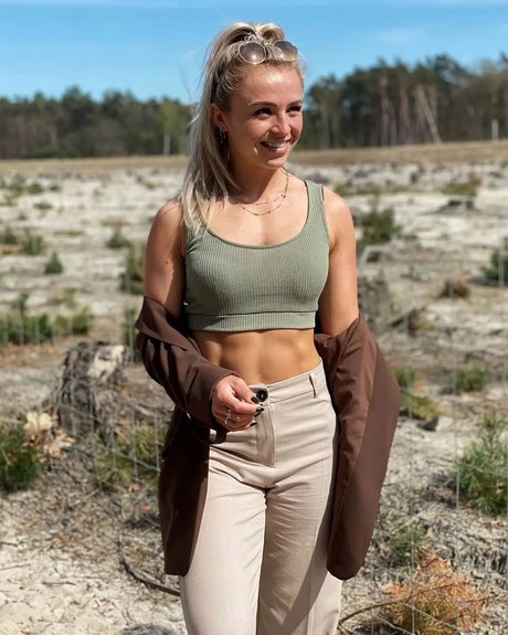 Larissa Van Meerten onlyfans striptease