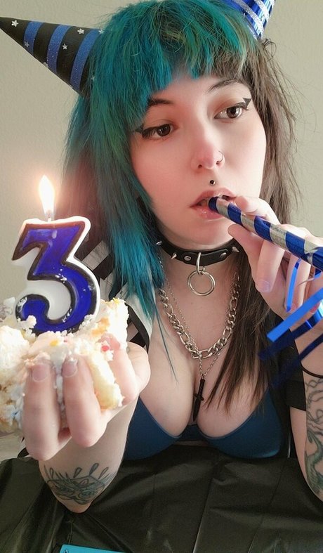 Knives onlyfans desnuda