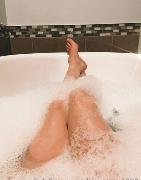 Olivia Anne 1990 onlyfans posts