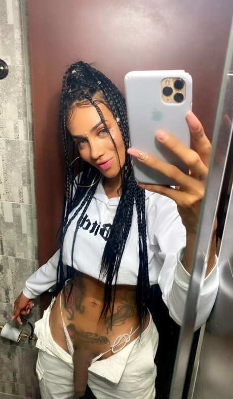 Laura Saenz onlyfans tits