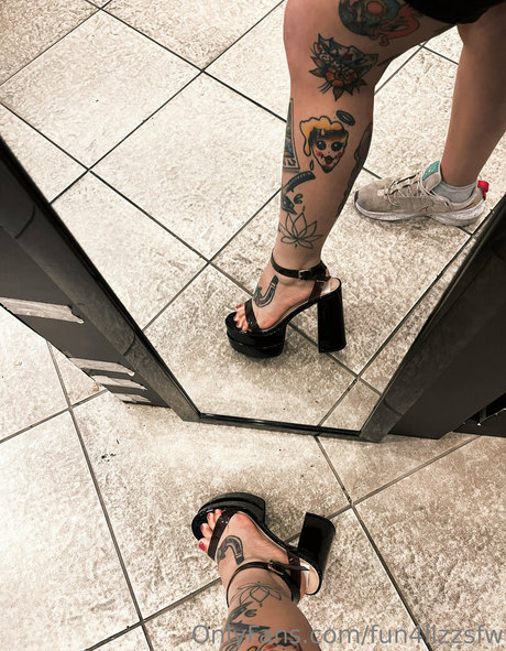 fun4lizzsfw onlyfans strip tease