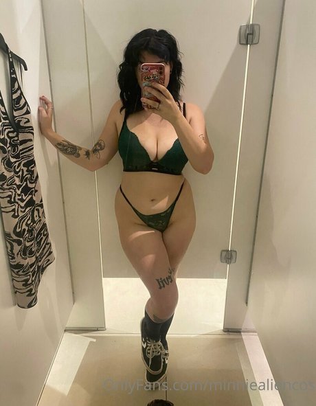minniealiencos onlyfans nude leak