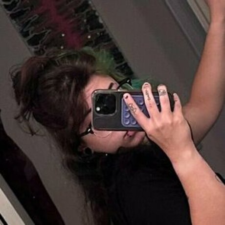 fairlyodd222 onlyfans model images