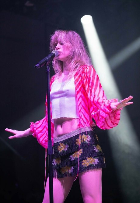 Suki Waterhouse leaks only fans