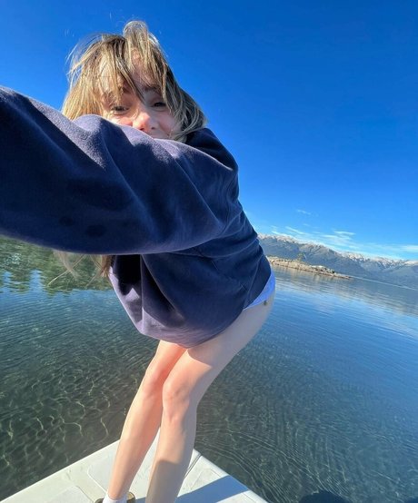 Suki Waterhouse nude onlyfans