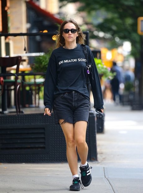 Suki Waterhouse only fans free