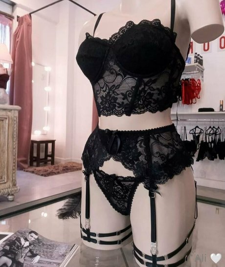 emilyali onlyfans striptease