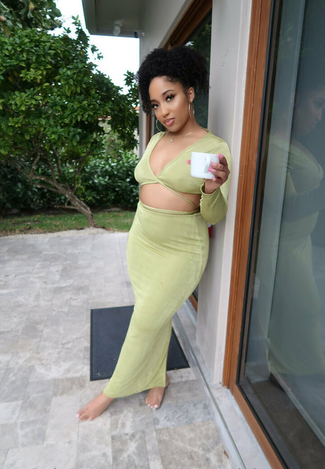 theremedybyreyna onlyfans ass