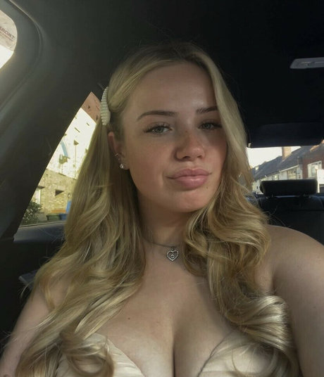 charlottebrayy nude porn onlyfans