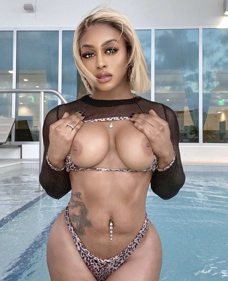 Bella La Femme onlyfans fotos