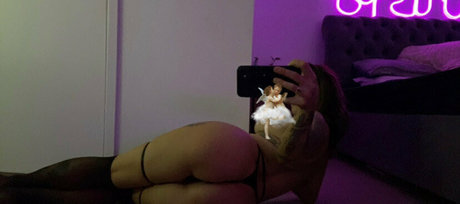 adelezora leefree onlyfans strip tease