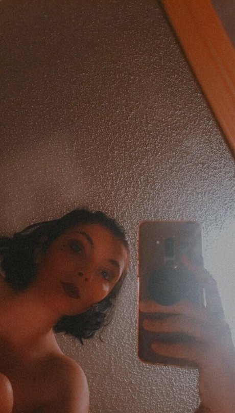 honey girl nude on onlyfans