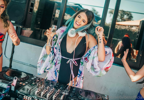 vybrantvibesofficial onlyfans nude leaks