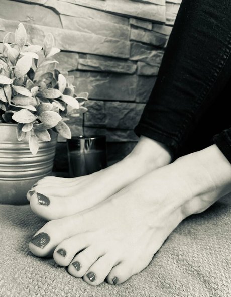 miss secretfeet onlyfans model