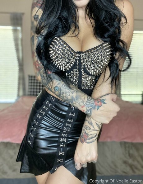 thenoelleeaston naked onlyfans pics