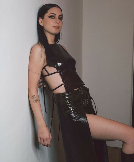 Lizzy McAlpine leaked onlyfans.