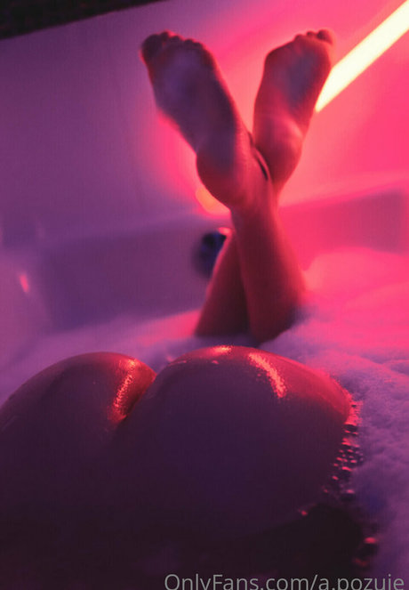 a pozuje onlyfans naked