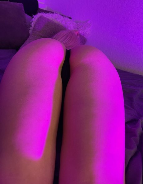 petite elli en onlyfans