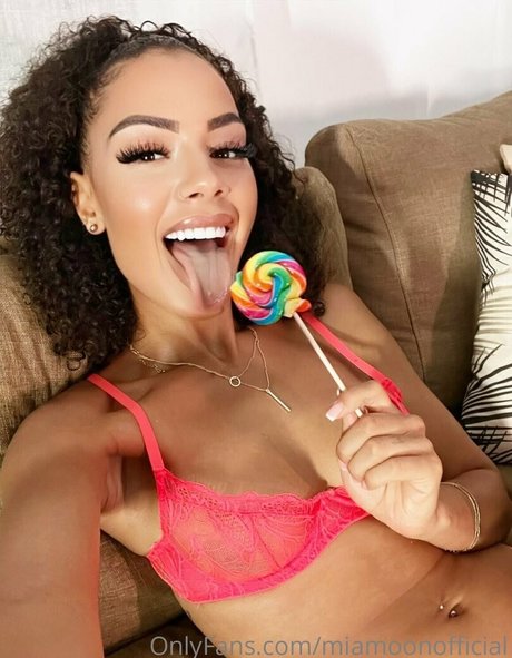 miamoonofficial onlyfans nude leak