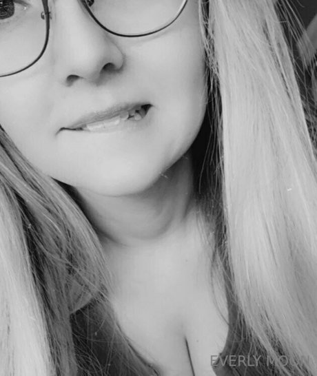 everlymoon nsfw onlyfans