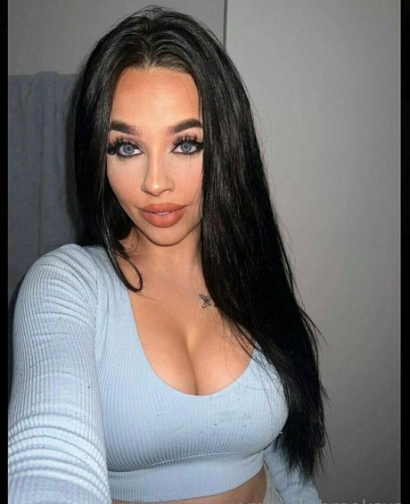 bellabrooksxo onlyfans topless