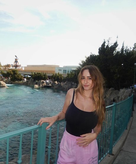 Charlotte Bregman only fans.