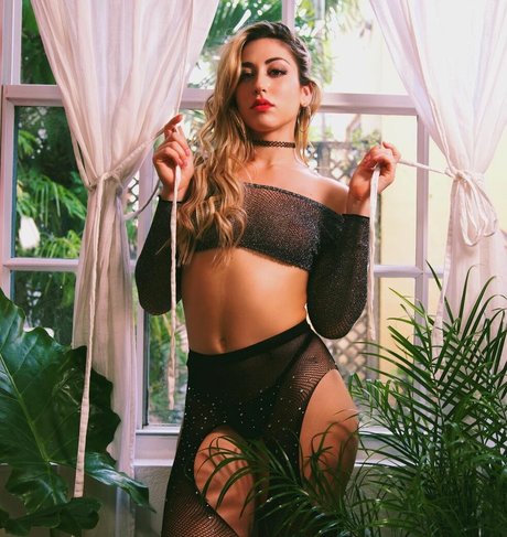 Paula Dinamicah strip onlyfans