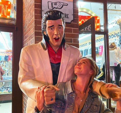 Taylor Francis is on onlyfans