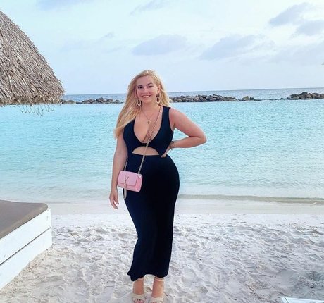 Sensi Lowe onlyfans leaks.