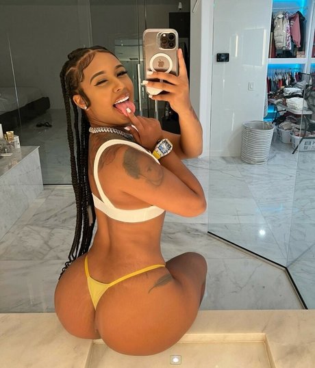 ohsoyoujade onlyfans model photo