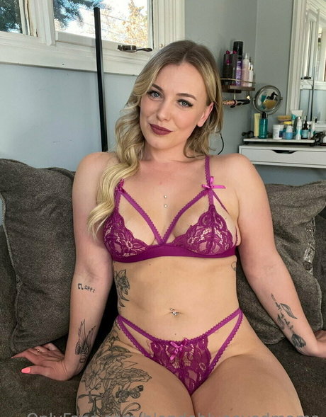 blondeblueeyedmoma onlyfans pics