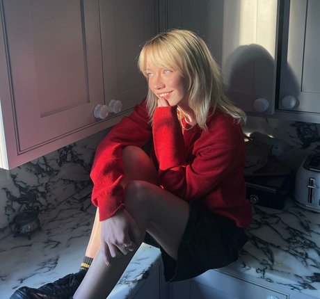 Lola Clark strip onlyfans