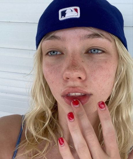 Lola Clark onlyfans porn leak