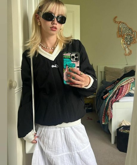 Lola Clark onlyfans model images