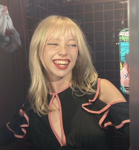 Lola Clark onlyfans images