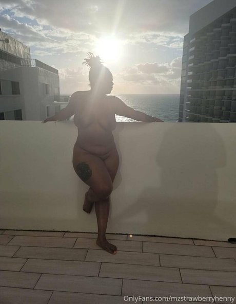 mzstrawberryhenny onlyfans nudes leak