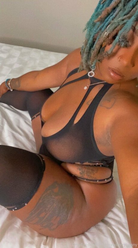 mzstrawberryhenny onlyfans nudes