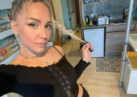 angielynxfree only fans photos