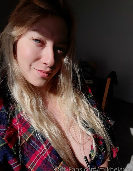 mikhelaxxx onlyfans nude tits
