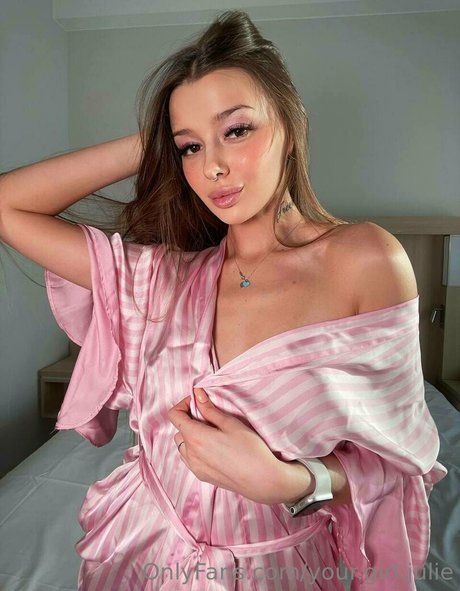 yourgirl julie naked onlyfans