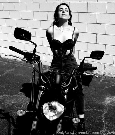 embraceembodylove onlyfans images
