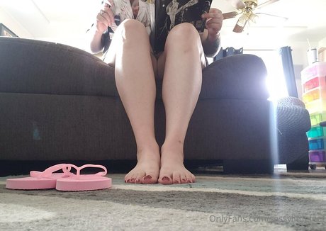 sassylittlefeet onlyfans model images