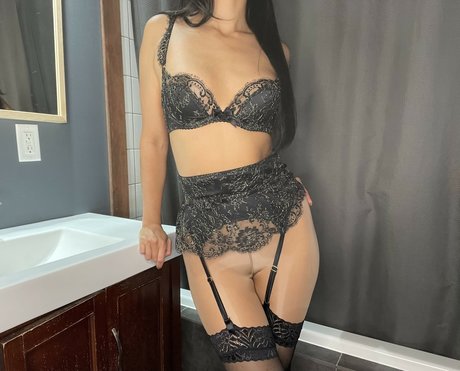 Simone Honey nude onlyfans pics