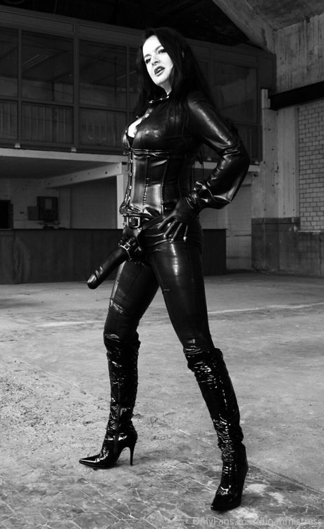 Dominatrix Dinah naked onlyfans
