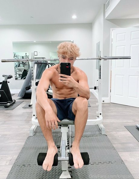 aedanvip onlyfans striptease