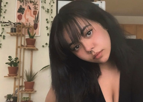 trappedbydecayingearth onlyfans naked leaks