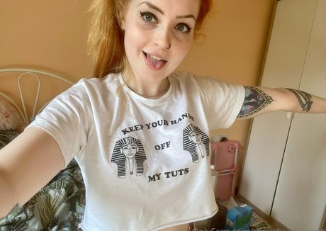 thoushallnotsimp onlyfans model photo