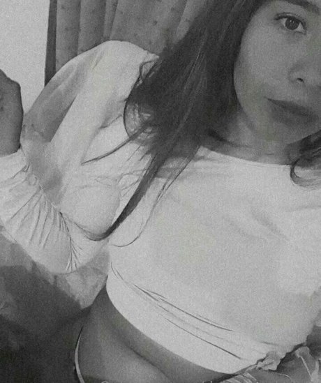 dulcebombom2 onlyfans photos